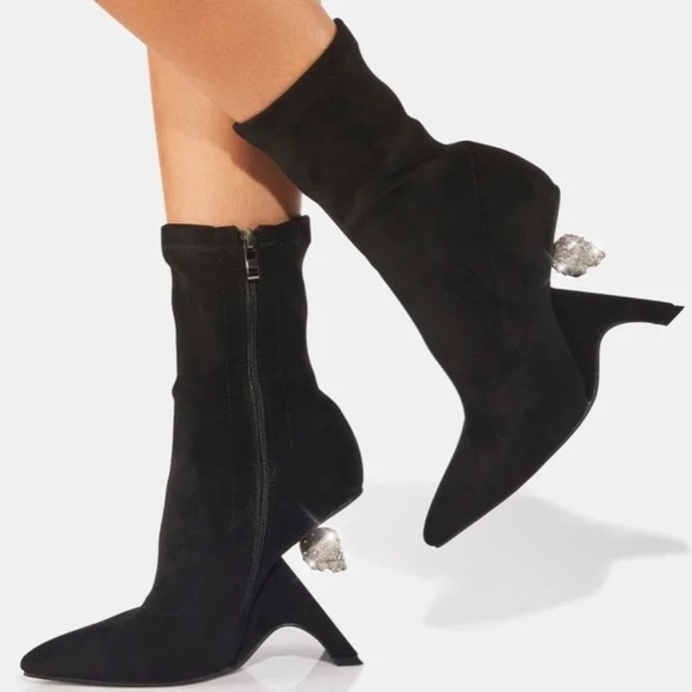 AZALEA WANG Sculpted ’Raffi-2’ Skull Heel Bootie – Size 9